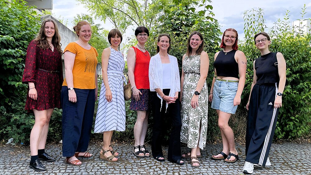 Gruppenbild mit acht Frauen.