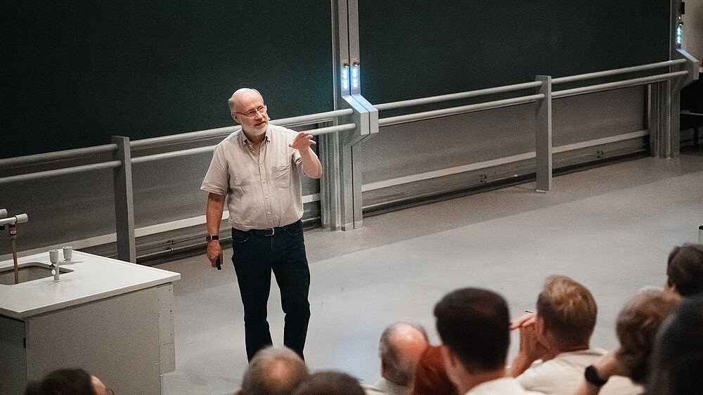 Mann spricht im Hörsaal