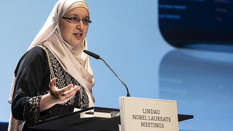 Frau hält eine Rede