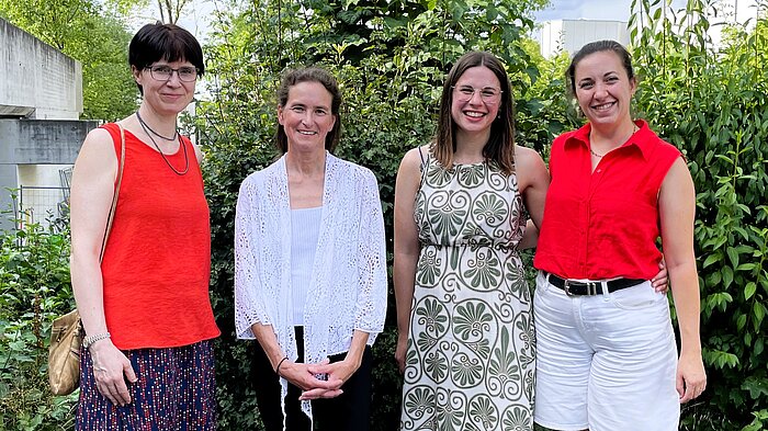 Gruppenbild mit vier lächelnden Frauen.